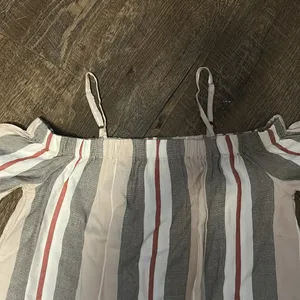 O Neill women’s shirt New Tan/Brown‎ Stripe Off Shoulder Top Size Large Flowy thumbnail 4