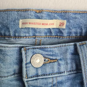 Levis High Waisted Mom‎ Jeans Medium Wash Blue Tapered Leg Stretch Denim Size 29 thumbnail 2