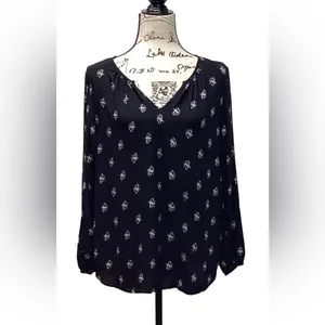 Old Navy Vneck blouse Black with white flowers. Size Large thumbnail 2