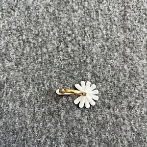 White Enamel Daisy Flower with‎ a pedal retro Golden Metal Opening ring new thumbnail 5
