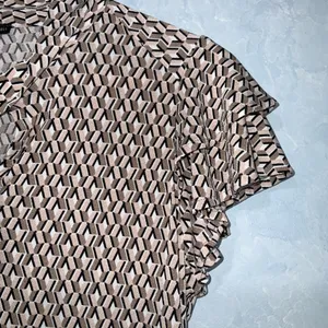 Adrianna Papell Tan Geo Print Stretch Knit Retro Ruffle Sleeve Tie Neck Blouse S thumbnail 2