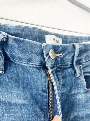 FRAME Le Crop Mini Boot Light Wash Cropped Denim High Rise Jeans thumbnail 5