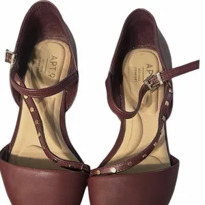 Apt.9 Defined Comfort Womens Flats Wine Colored Strappy Dress Shoe Sz 5.5M thumbnail 1