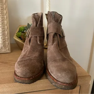 UGG Brienne Suede Ankle Boots Heeled Booties Leather Brown Buckle Size 7.5‎ thumbnail 2