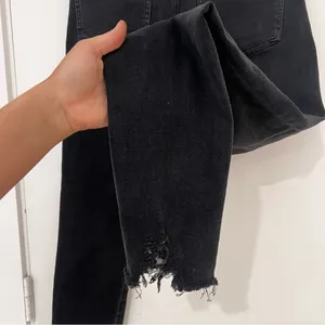 AGOLDE Sophie Mid Rise Ankle Jean in Shout Wash (Black) thumbnail 8