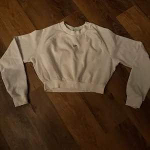Gymshark w/Embroidered Logo Cropped S White Sweat Shirt thumbnail 4