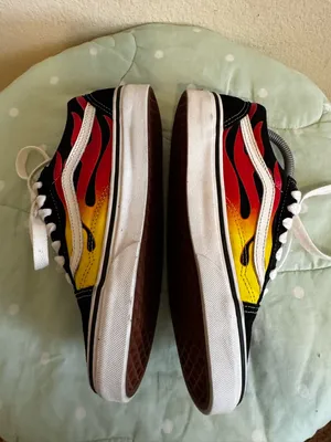 Vans Old Skool vibrant red and yellow flame graphic on a black Womena Size 6.5 thumbnail 4