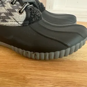 Simply Southern Gray And Black Aztec Print Duck Boot Size 7‎ thumbnail 5