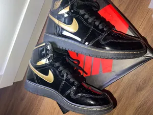 Nike Jordan Air Jordan 1 Retro High OG GS “Black Metallic Gold” thumbnail 4