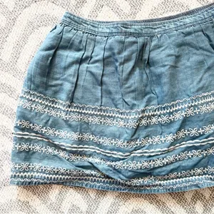 ABERCROMBIE & FITCH Chambray Soft Denim Embroidered Short Mini Skirt Medium NWT thumbnail 3