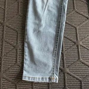 Women’s Size 6 Light Blue Denim Jeans with a Relaxed Fit thumbnail 2