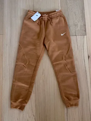 Nike Sweatpants Standard Fit Mid Rise Full Length Size Small NWT thumbnail 1