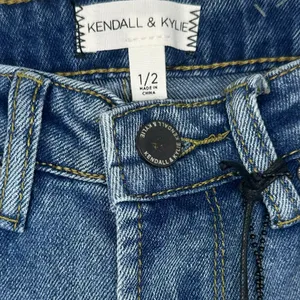 NWT Kendall & Kylie Womens Kouture High Rise Straight Jeans Size 1/2 Raw Hem thumbnail 2