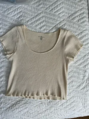 Brandy Melville cropped cream top thumbnail 2