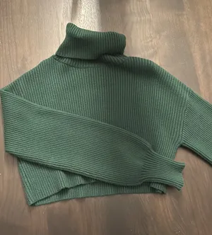 Green Cropped Turtleneck Sweater Size M thumbnail 1
