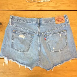 Levi’s 501 Jean shorts 32 button-fly medium wash distressed thumbnail 7