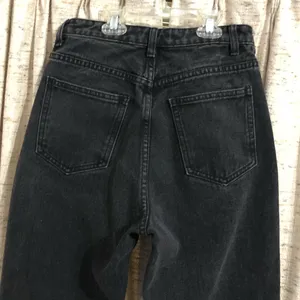 PrettyLittleThing Washed Black Ripped Knee Mom Jeans thumbnail 9
