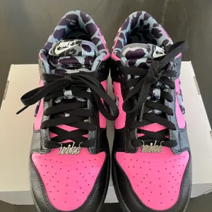 Nike New iD By Kelly Dunk Low Black Pink thumbnail 6