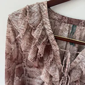 Anthropologie Snake Print Ruffled V-Neck Long Sleeve Ruffle‎ Blouse Size L thumbnail 6