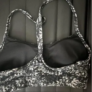 Lululemon spotted flow y sports bra thumbnail 2