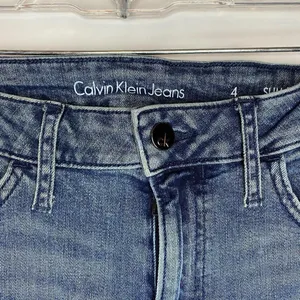 Calvin Klein Slim Boyfriend Sz 4 Jeans 26.5" Inseam EUC thumbnail 3
