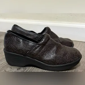 SafeT Step Slip Resistant Work Clogs | Embossed Brown Slip-On Shoes | Sz 5.5 thumbnail 4