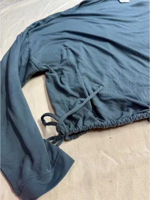 Athleta women’s cinch bottom flowy top with flowy sleeves size M thumbnail 3