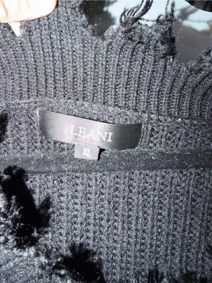 Distressed Black V thumbnail 2