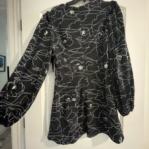 Lulus Chic It Out Black Print Long Sleeve Cutout Mini Dress - Size M thumbnail 4