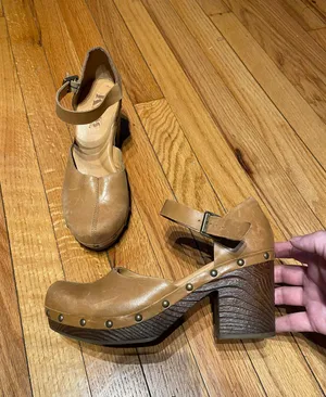 Korks Evah Clogs Leather Ankle buckle strap Chunky Block Boho Grommets Sandals Heels pumps retro studs mustard tan thumbnail 1