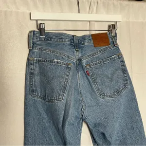 Levi’s 501 Lightly Distressed High Rise Waist Straight Leg Denim Blur‎ Jeans 24 thumbnail 4