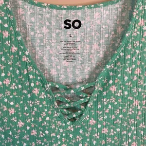 Kohl's SO size large green floral top thumbnail 3