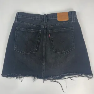 Levi's Deconstructed Mini Skirt Faded Black Frayed Raw Hem Size‎ 26 Women Denim thumbnail 5