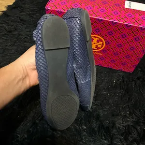 Tory Burch TB gold logo blue leather flats slip on shoes thumbnail 5