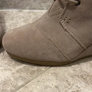 Toms Kala Desert Wedge Bootie Size 7.5 Suede Taupe Lace Up Boot thumbnail 13