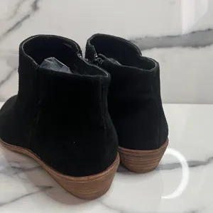 Gianni Bini Minimalist Black Leather Bootie Sz 7.5 Closet Staple Boho Festival thumbnail 4