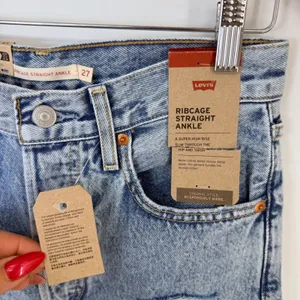 Levi's Ribcage Straight Ankle Jeans Womens 27 Light Wash‎ Distressed Button Fly thumbnail 2