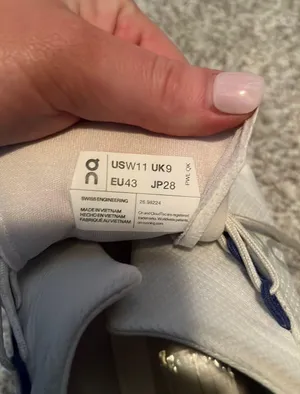 On Cloud Running Shoes thumbnail 6