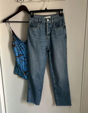 Women’s 90s Boyfriend Style Medium Wash Denim Raw Hem Jeans thumbnail 1
