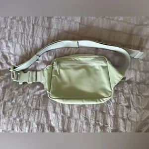 🩶  Lululemon Everywhere Belt Bag 2L — Silver Drop Bold Logo Print thumbnail 4
