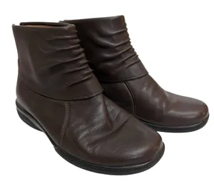 Clarks Bootie Boots Womens 8 Brown Leather Ankle Zip Comfort Round Toe 26110628 thumbnail 1