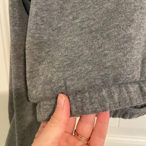 EUC Women’s gray elastic band waist‎ hooded cropped sweatshirt medium thumbnail 3
