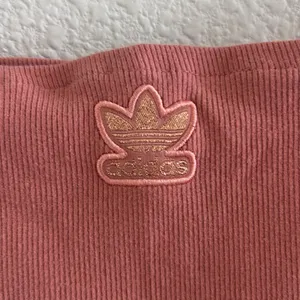 Adidas Pink Mauve Embroidered Patch Logo Crop Three Stripe Mini Rib Crop Top M thumbnail 3