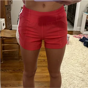 Lululemon Hot Shorts 4" High-Rise thumbnail 3