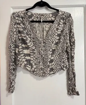 Free People Black and White V-Neck cropped long sleeve shirt Size Medium thumbnail 1