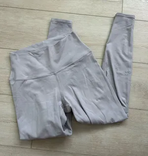 Alo yoga leggings  thumbnail 1