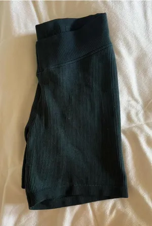 Aerie Women's Green and Black Shorts thumbnail 1
