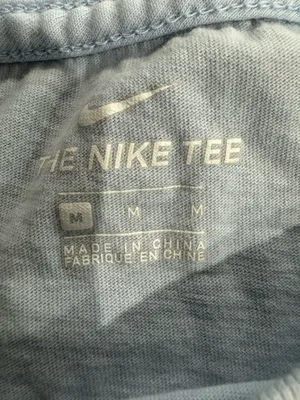 Women’s Nike Crop Top size medium  thumbnail 3