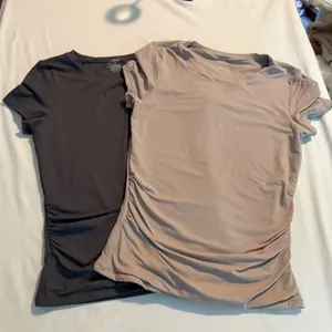 QINSEN 2 Pack Ruched Side Short Sleeve T-Shirts Gray Tan XS Slim Fit Crewneck thumbnail 2