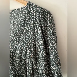 American Eagle Green‎ Ditsy Floral Wrap Peasant Puff Festival Crop V-Neck Top thumbnail 6
